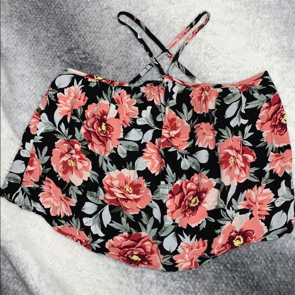 Flowy crop top with flower design🌸